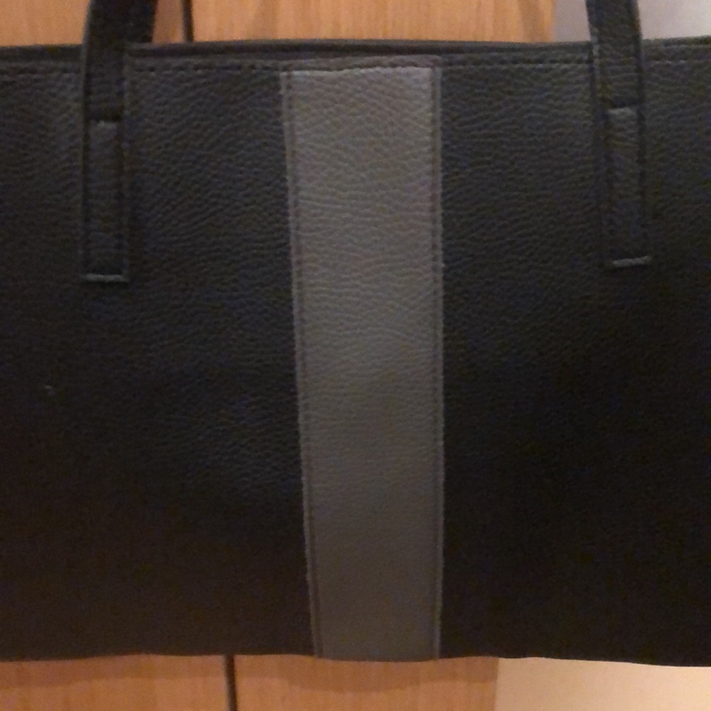 ✔️ Donated Vince Camuto Pebbled Vegan Leather Luck Tote Bag (discount) - Picture 2 of 16